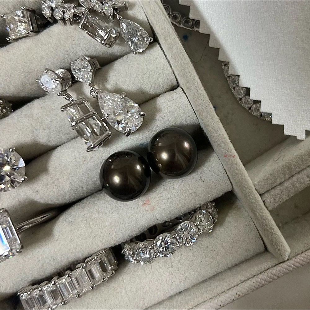 Black  Tahitian pearl in round shiny earrings - Picture 9 of 11